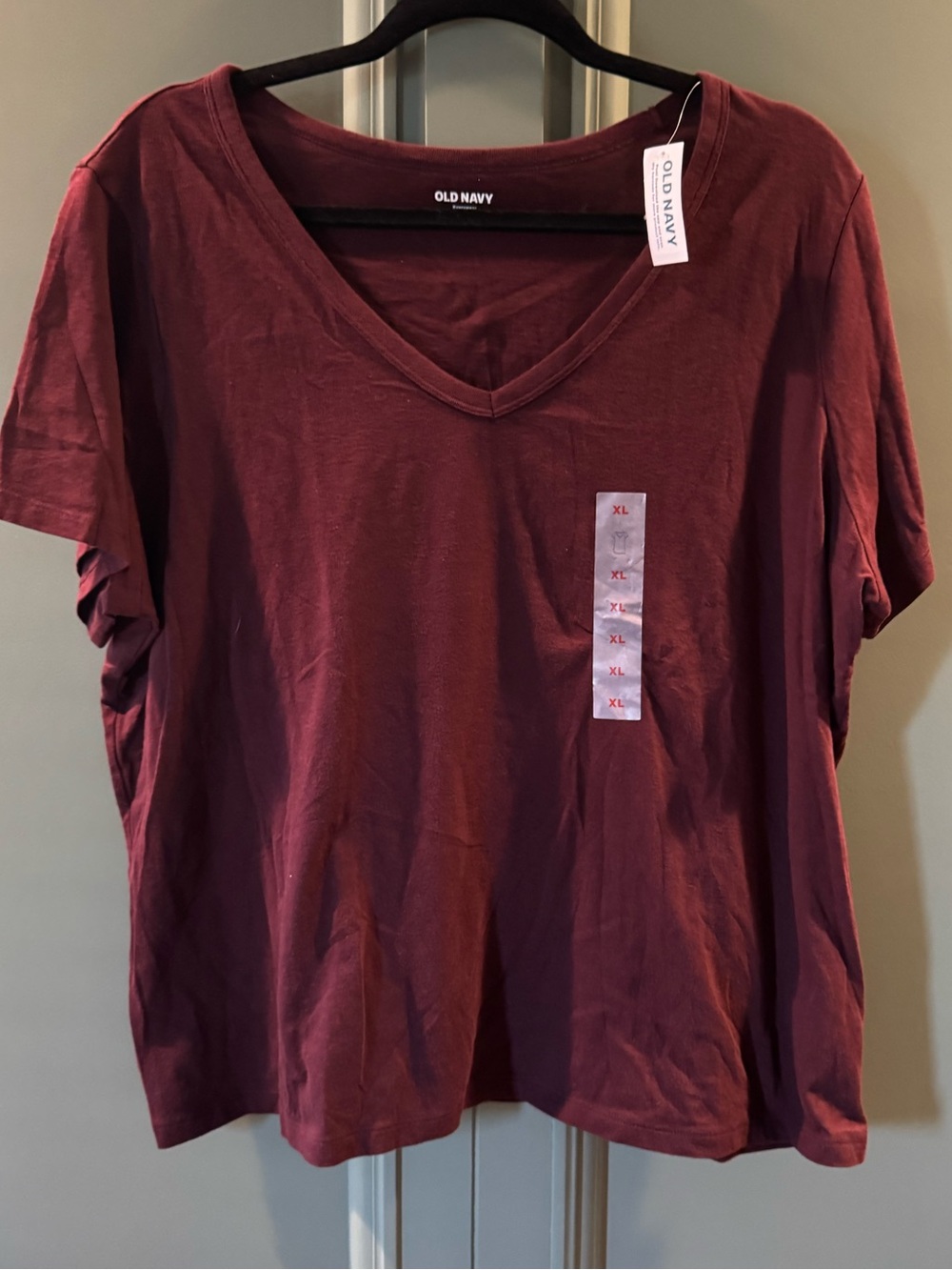 NWT Old Navy Women's V-Neck Tee in Burgundy
